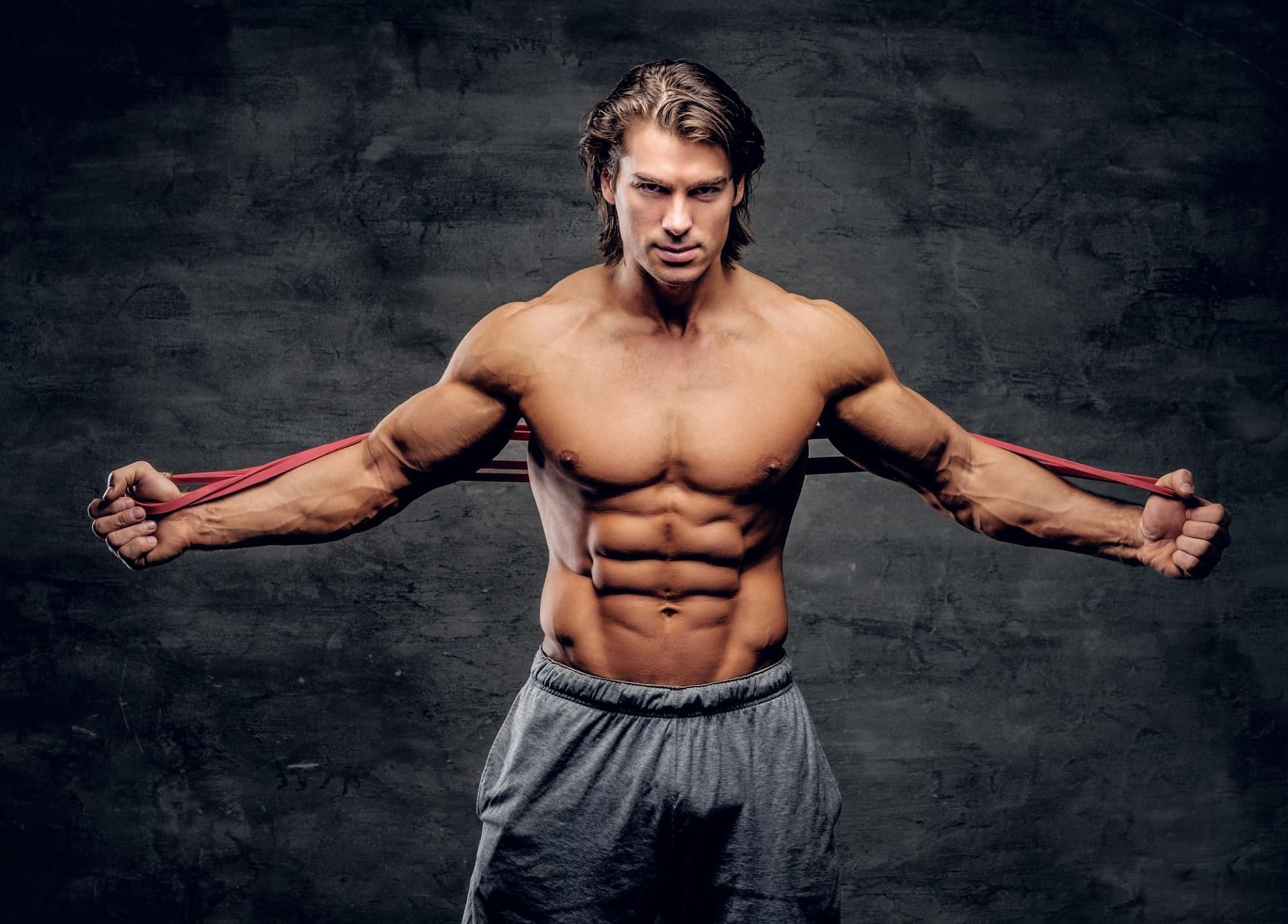 The cable fly stabilizes the core muscles. (Photo via Freepik/fxquadro)
